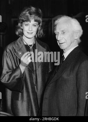 London, England: 23. November 1961 der Ehrengast des britischen Philosophen Bertrand Russell unterhält sich mit der Schauspielerin Vanessa Redgrave bei Foyle's Literary Luncheon. Stockfoto