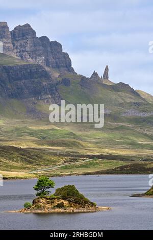 Der alte Mann von Storr Isle of Skye aus Loch Leathan Stockfoto