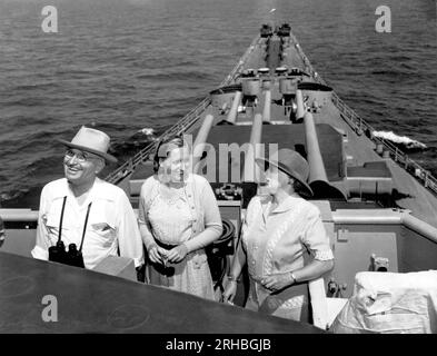 Atlantik: 18. September 1947, Präsident Harry truman, Mrs. truman, und ihre Tochter Margaret, an Bord der USS Missouri, während sie die Schussübungen der 16-Zoll-Kanonen des Schiffs beobachten. Die erste Familie kehrt von dem Staatsbesuch in Brasilien zurück. Stockfoto