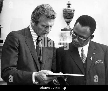 New York, New York: 11. August 1970 Präsident Joseph Mobutu von der Demokratischen Republik Kongo und NY-Bürgermeister John Lindsey schauen sich ein Bild an. Stockfoto