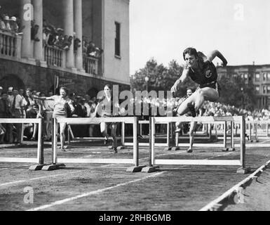 Jersey City, New Jersey: 25. Juli 1931 Mildred „Babe“ Didrikson ist auf dem Weg, den Weltrekord der Frauen in den 80 Meter hohen Hürden bei der neunten jährlichen AAU-Leichtathletikmeisterschaft zu setzen. Stockfoto