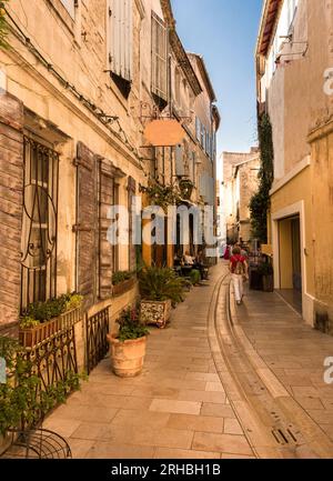 St Remy de Provence, Buches du Rhone, Frankreich, 17,06,2018. Straße im historischen Stadtzentrum von St. Remy de Provence. Stockfoto