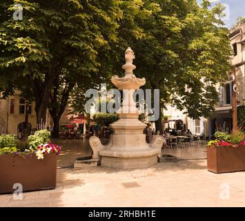 St Remy de Provence, Buches du Rhone, Frankreich, 25,06,2018. Place Favier in St. Remy de Provence. Stockfoto