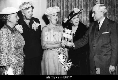 Washington, D.C.: 11. Mai 1954 ehemalige First Ladies und ehemaliger Präsident Truman treffen sich im Weißen Haus zur Veröffentlichung der Memoiren von Sozialministerin Edith Helm. Mrs. Truman, Mrs. Franklin D. Roosevelt, Mrs. Helm, Mrs. Woodrow Wilson und Mr. Truman. Stockfoto