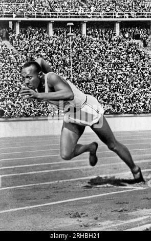 Berlin, Deutschland: 1936 amerikanischer Sprinter Jesse Owens zu Beginn des rekordverdächtigen 200-Meter-Rennens, für das er bei den Olympischen Spielen die Goldmedaille gewann. Stockfoto