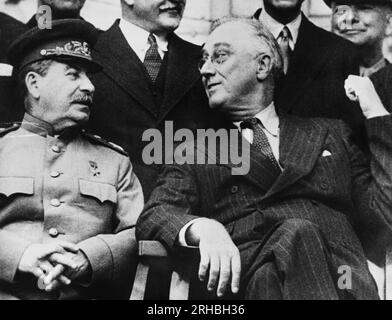 Teheran, Iran: 7. Dezember 1943, russischer Führer Marschall Josef Stalin und Präsident Franklin Roosevelt berieten sich während der Teheran-Konferenz in der sowjetischen Botschaft. Stockfoto