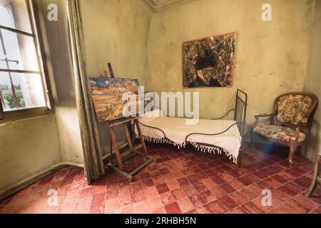 St Remy de Provence, Bouches du Rhone, Frankreich, 06.24.2018. Rekonstruktion des Zimmers von Vincent Van Gogh im Kloster St. Paul de Mausole. Stockfoto