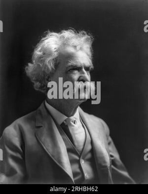 Vereinigte Staaten: ca. 1907 Ein Kopf-und-Schulter-Porträt des Autors Mark Twain. Stockfoto