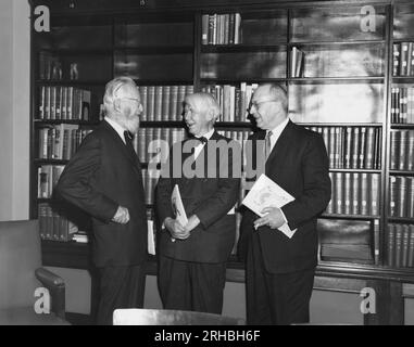 Vereinigte Staaten: c. 1960 Fotograf Edward Steichen (L) spricht mit dem Dichter Carl Sandburg (C) und David Mearns, Library of Congress. Stockfoto