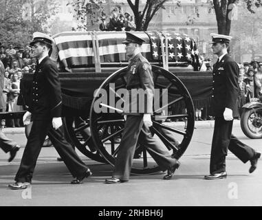 Washington, D.C.: 14. April 1945 der Kaisson, der die Leiche von Franklin Delano Roosevelt trägt, geht mit einer militärischen Eskorte die Pennsylvania Avenue hinauf zum Weißen Haus. Stockfoto