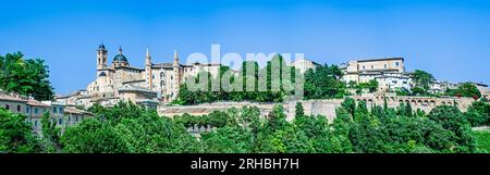 Urbino Panorama, Stadt und Weltkulturerbe in der italienischen Region Marken. Stockfoto