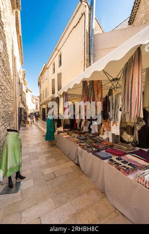 Franzosen, Händler, Shopping, Mittwochmarkt, Saint-Remy-de-Provence, Provence, Frankreich, Europa Stockfoto