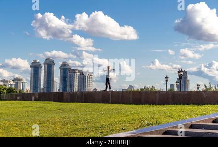 Moskau, Russland - 07.21.2021 - Aufnahme des kleinen Jungen, der auf dem Platz des Sieges auf der Kutuzovskiy Avenue posiert. Stockfoto