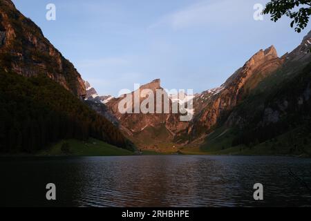 Fantastische Wanderung zum wunderschönen See namens Seealpsee. Wundervolle Landschaft mitten in der Schweiz. Ein wunderbarer sonniger Tag. Stockfoto