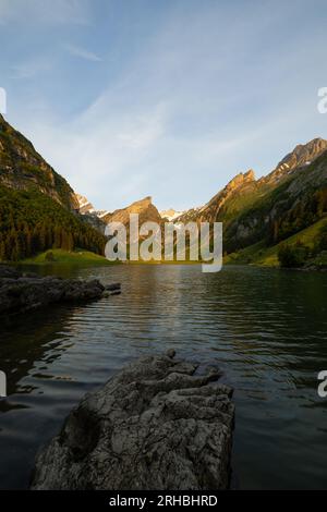 Fantastische Wanderung zum wunderschönen See namens Seealpsee. Wundervolle Landschaft mitten in der Schweiz. Ein wunderbarer sonniger Tag. Stockfoto