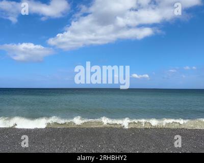 Wellen brechen an einem leeren Strand im Sommer, Maarup, Samsoe, Jutland, Dänemark Stockfoto