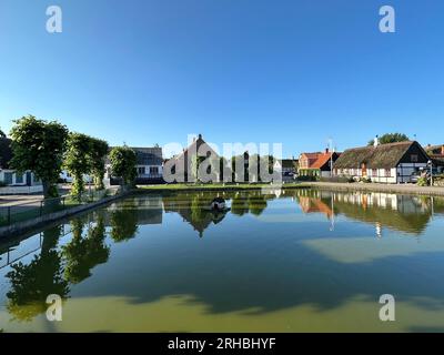 Dorfteich umgeben von traditionellen Fachwerkhäusern, Nordby, Samsoe, Jütland, Dänemark Stockfoto