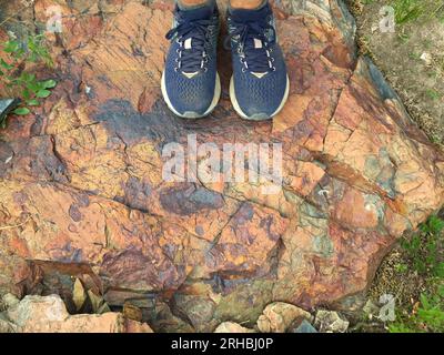 Persönliche Perspektive eines Wanderers auf einem Felsen, Big Cottonwood Canyon, Wasatch Mountains, Utah, USA Stockfoto