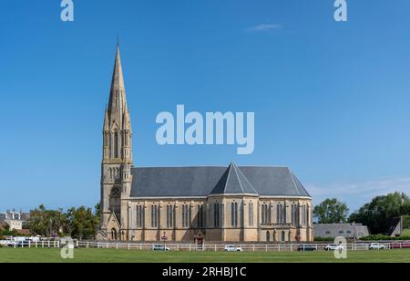 Langrune-Sur-Mer, Frankreich - 07 25 2023: Blick auf die Fassade von St. Aubins Kirche von der Straße Stockfoto