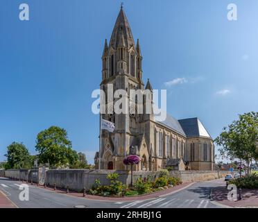 Langrune-Sur-Mer, Frankreich - 07 25 2023: Blick auf die Fassade von St. Aubins Kirche von der Straße Stockfoto