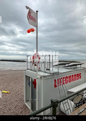 Rettungsschwimmer, der bei Sturm auf einer Rettungsschwimmerstation sitzt, Sidmouth, Devon, England, Großbritannien Stockfoto