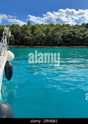 Nahaufnahme von Bojen, die an der Seite eines Bootes hängen, das an der Küste in der Adria vor Anker liegt, Lim Fjord, Istrien, Kroatien Stockfoto