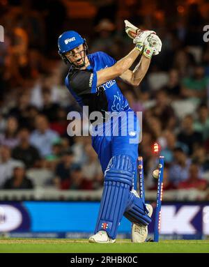 London, England. 9. August 2023. Zak Crawley von London Spirit wird während des hundert-Match zwischen Oval Invinciples und London Spirit im Oval von Sam Curran von Oval Invincibles gebowlt. Stockfoto