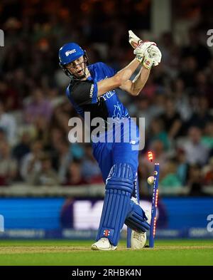 Der Zak Crawley von London Spirit wird während des Hundertspiels im Kia Oval, London, gebowlt. Foto: Dienstag, 15. August 2023. Stockfoto