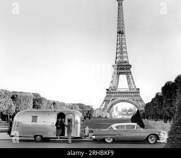 Airstream Trailer parkt vor dem Eiffelturm in Paris, Frankreich Stockfoto