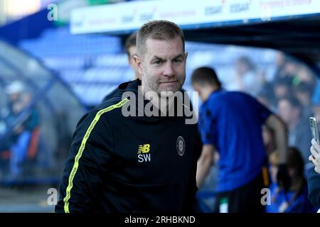 Birkenhead, Großbritannien. 15. Aug. 2023. Simon Weaver, der Manager von Harrogate Town, schaut zu. EFL Skybet Football League Two Match, Tranmere Rovers gegen Harrogate Town im Prenton Park, Birkenhead, Wirral am Dienstag, den 15. August 2023. Dieses Bild darf nur zu redaktionellen Zwecken verwendet werden. Nur redaktionelle Verwendung, .pic von Chris Stading/Credit: Andrew Orchard Sports Photography/Alamy Live News Stockfoto