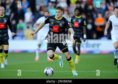 Birkenhead, Großbritannien. 15. Aug. 2023. Toby Sims aus Harrogate Town in Aktion. EFL Skybet Football League Two Match, Tranmere Rovers gegen Harrogate Town im Prenton Park, Birkenhead, Wirral am Dienstag, den 15. August 2023. Dieses Bild darf nur zu redaktionellen Zwecken verwendet werden. Nur redaktionelle Verwendung, .pic von Chris Stading/Credit: Andrew Orchard Sports Photography/Alamy Live News Stockfoto