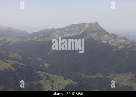 Fantastische Aufnahme einer wunderschönen Landschaft in den alpen der Schweiz. Wunderbarer Flug mit einer Drohne über eine herrliche Landschaft im Kanton Bern. Stockfoto