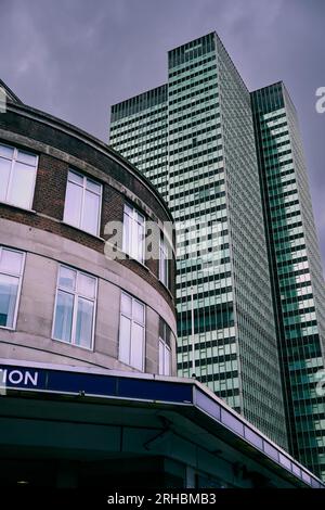 13 Aug 2023 - LondonUK : Blick auf die U-Bahn-Station London mit modernem Bürogebäude Stockfoto