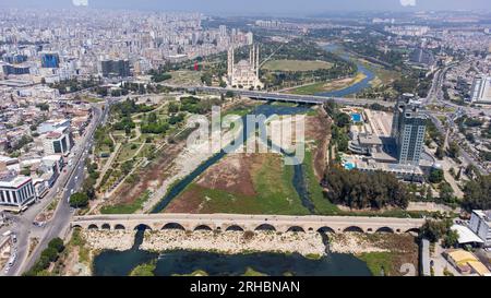 Adana Sabanci Central Moschee und Steinbrücke ( Tas Kopru ) aus der Luft - Türkei Stockfoto