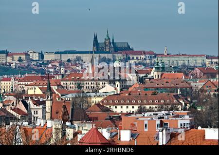 Blick auf das Stadtzentrum in Prag mit Prager Burg. Tschechische Hauptstadt voller antiker Architektur, Kultur, Straßenkünstler. Stockfoto