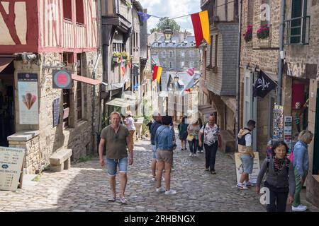 Steile Kopfsteinpflasterstraßen, die von der Altstadt zum Hafen in dinan in der Bretagne führen Stockfoto