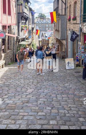 Steile Kopfsteinpflasterstraßen, die von der Altstadt zum Hafen in dinan in der Bretagne führen Stockfoto