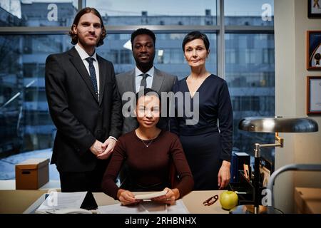 Portrait eines erfolgreichen Teams von Geschäftsleuten, die sich professionell im Büro des Unternehmens posieren und vor die Kamera schauen Stockfoto