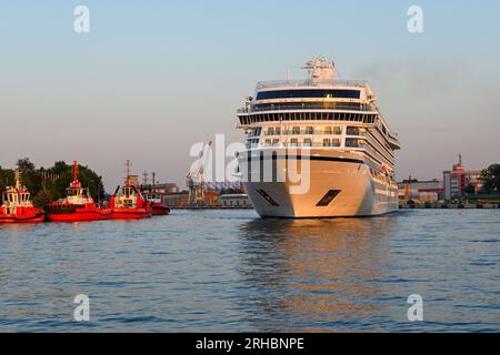 Danzig, Polen, 15. August 2023: VIKING VENUS Passagierschiff verlässt den Hafen von Danzig Stockfoto