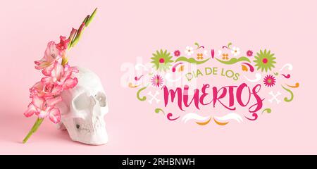 Banner für Mexikos Tag der Toten (El Dia de Muertos) mit menschlichem Schädel und Blumen Stockfoto