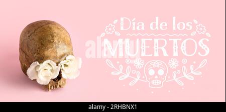 Banner für Mexikos Tag der Toten (El Dia de Muertos) mit menschlichem Schädel und Blumen Stockfoto