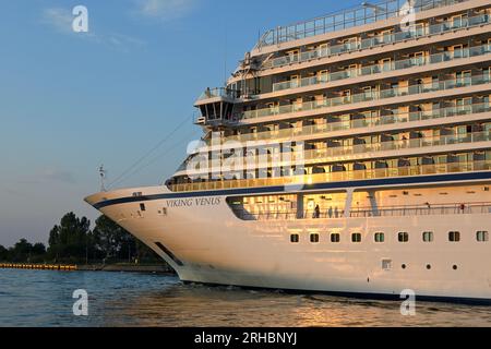 Danzig, Polen, 15. August 2023: VIKING VENUS Passagierschiff verlässt den Hafen von Danzig Stockfoto