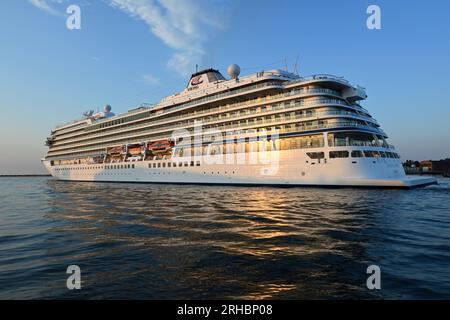 Danzig, Polen, 15. August 2023: VIKING VENUS Passagierschiff verlässt den Hafen von Danzig Stockfoto