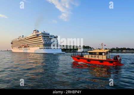 Danzig, Polen, 15. August 2023: VIKING VENUS Passagierschiff verlässt den Hafen von Danzig Stockfoto