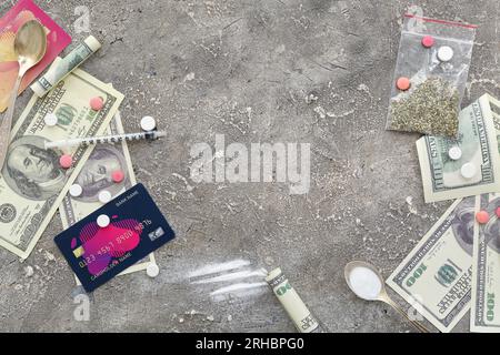 Komposition mit Drogen, Geld und Spritze auf Grunge-Hintergrund Stockfoto