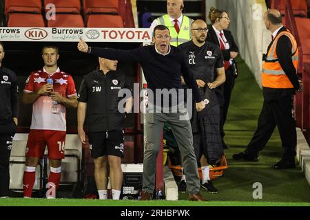 Barnsley, Großbritannien. 15. Aug. 2023. Neill Collins Head Coach von Barnsley reagiert während des Sky Bet League 1-Spiels Barnsley gegen Peterborough in Oakwell, Barnsley, Großbritannien, 15. August 2023 (Foto von Mark Cosgrove/News Images) in Barnsley, Großbritannien, am 8./15. August 2023. (Foto: Mark Cosgrove/News Images/Sipa USA) Guthaben: SIPA USA/Alamy Live News Stockfoto