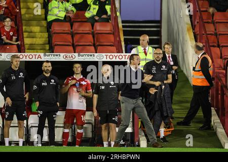 Barnsley, Großbritannien. 15. Aug. 2023. Neill Collins Head Coach von Barnsley reagiert während des Sky Bet League 1-Spiels Barnsley gegen Peterborough in Oakwell, Barnsley, Großbritannien, 15. August 2023 (Foto von Mark Cosgrove/News Images) in Barnsley, Großbritannien, am 8./15. August 2023. (Foto: Mark Cosgrove/News Images/Sipa USA) Guthaben: SIPA USA/Alamy Live News Stockfoto