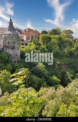 Blick auf die Stadt Kamianets-Podilskyi mit dem alten mittelalterlichen Potter Tower aus Stein über dem Smotrytsky Canyon, Ukraine. Stockfoto