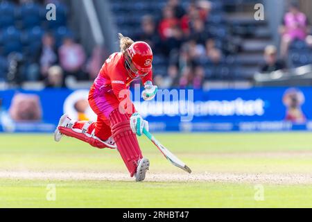 14. August 2023; Sophia Gardens, Cardiff, Wales: The 100 Womens Cricket, Welsh Fire versus Trent Rockets; Welsh Fire Women's Tammy Beaumont schafft es sicher bis zur Falte. Stockfoto