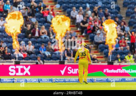 14. August 2023; Sophia Gardens, Cardiff, Wales: The 100 Womens Cricket, Welsh Fire versus Trent Rockets; Trent Rockets Women's Fran Wilson beobachtet die Pyrotechnik während des Spiels. Stockfoto